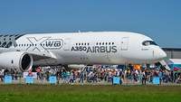 Besucher vor dem Airbus A350