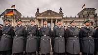 Angetretene Soldaten vor dem Reichstagsgebäude