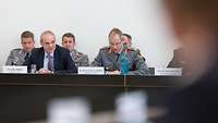Staatssekretär Zimmer und weitere Soldaten sitzen an einem Konferenztisch