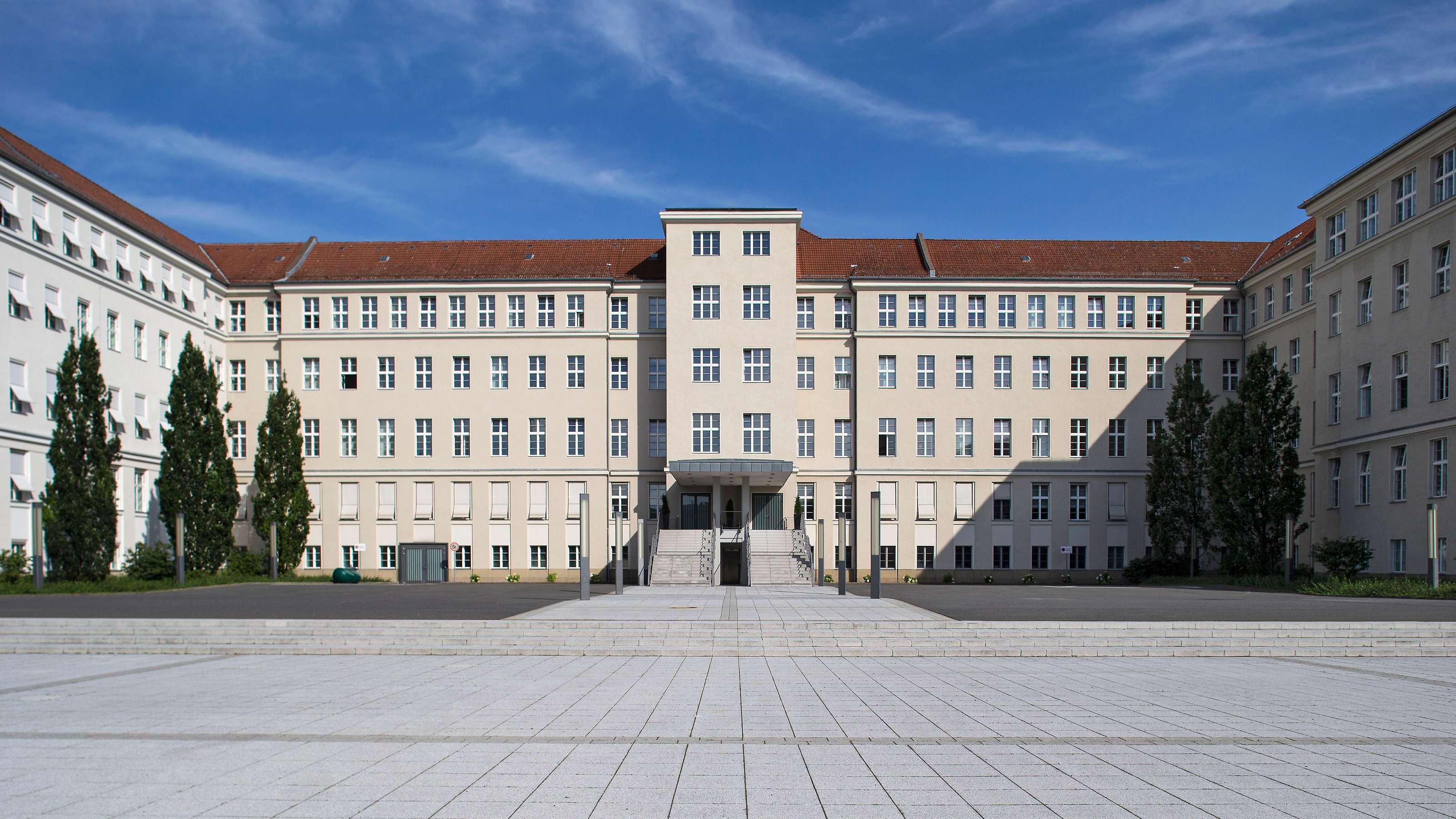 Bendlerblock-eingang-paradeplatz-bmvg-berlin.jpg