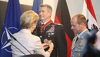 Ministerin legt dem Soldaten das Bundesverdienstkreuz an
