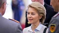 Von der Leyen im Gespräch mit zwei Soldaten