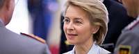 Von der Leyen im Gespräch mit zwei Soldaten