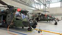 Mehrere Hubschrauber in Halle