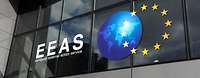 Das Logo „EEAS - European External Action Service“ an einer Glasfassade