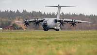 Ein Transportflugzeug Airbus A400M rollt auf Landebahn