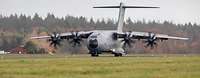 Ein Transportflugzeug Airbus A400M rollt auf Landebahn