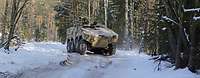  Fahrzeug vom Typ GTK Boxer fährt durch ein verschneites Gelände