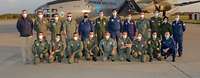 Gruppenbild von Soldaten unterschiedlicher Nationen vor einem Flugzeug mit der Aufschrift "Romanian Air Force"