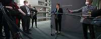Ministerin Kramp-Karrenbauer spricht vor Mikrofonen zu Pressevertretern