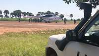 Soldaten an einem Hubschrauber mit der Aufschrift "UN" aus der Ferne fotografiert