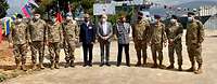 Gruppenbild mit Soldaten und Zivilisten im Marinehafen von Beirut