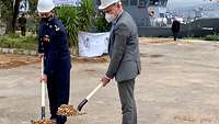 Ein Soldat und ein Zivilist mit Schaufeln im Hafen von Beirut