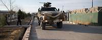 Ein Fahrzeug vom Typ Dingo fährt auf einer Straße im Bundeswehr-Camp in Afghanistan