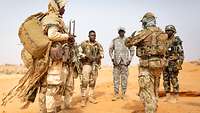 Ein deutscher Soldat im Gespräch mit nigrischen Soldaten