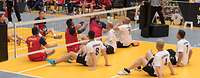 Deutsche und rumänische Sportler spielen Sitzvolleyball bei den Invictus Games