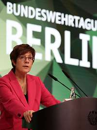 Ministerin Kramp-Karrenbauer steht am Rednerpult vor einer grünen Polygon-Wand mit dem Text „Bundeswehrtagung Berlin 2021“
