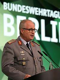 Generalinspekteur Zorn spricht am Rednerpult vor einer grünen Polygon-Wand mit dem Text „Bundeswehrtagung Berlin 2021“