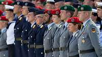 Soldatinnen und Soldaten von Heer, Luftwaffe und Marine stehen angetreten beim Feierlichen Gelöbnis