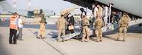 Soldaten helfen evakuierten Personen beim Austeigen über die Laderampe eines Airbus A400M am Flughafen in Taschkent