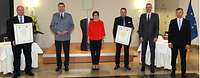 Gruppenbild: Ministerin Kramp-Karrenbauer und fünf Personen stehen nebeneinander in einem Raum