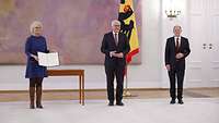 Ministerin Lambrecht, Bundespräsident Steinmeier und Kanzler Scholz stehen nebeneinander im Schloss Bellevue