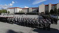 Angetretene Soldaten beim Abschlussappell auf dem Paradeplatz des Bendlerblocks