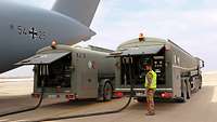 Ein Soldat überwacht den Tankvorgang beim Betanken vom Transportflugzeug Airbus A400M.