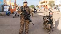 Bewaffnete Soldaten patrouillieren auf einer Straße in Mali