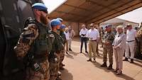 Verteidigungsministerin Lambrecht Betrachtet Nato Soldaten im Camp Castor in Afrika.