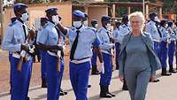 Christine Lambrecht geht an einer Reihe nigrischen Soldaten vorbei.