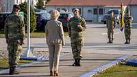 Ministerin Lambrecht steht mit dem Rücken zur Kamera vor Soldaten im Camp Butmir