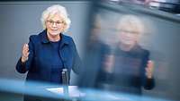 Ministerin Lambrecht steht am Rednerpult im Bundestag
