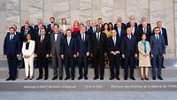Ein Gruppenbild aller NATO-Verteidigungsministerinnen und -minister