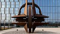 Vor dem NATO-Hauptquartier steht eine Skulptur in Form des NATO-Symbols, einer Kompassrose