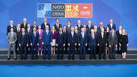 Die Staatschefinnen und -chefs der Mitgliedstaaten der NATO stehen gemeinsam für ein Gruppenbild