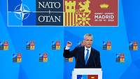 NATO-Generalsekretär Jens Stoltenberg steht an einem Pult und spricht