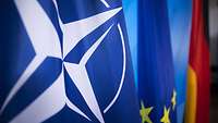 Flaggen der NATO, EU und Deutschlands nebeneinander 