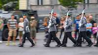 Soldaten des Wachbataillons marschieren an Besuchern vorbei