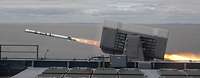 Vom Flugkörperdeck einer Fregatte schießt einen Luftziel-Flugkörper RAM Rolling Airframe Missile aus dem vorderen Launcher