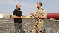 Ein deutscher Soldat und ein irakischer Zivilist unterhalten sich.