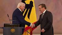 Der Bundespräsident schüttelt die Hand von Verteidigungsminister Pistorius