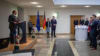 Minister Pistorius is speaking at a lectern with the State Secretaries Siemtje Möller and Thomas Hitschler standing next to him