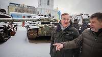 Boris Pistorius läuft mit dem stellvertretenden Verteidigungsminister Oleksandr Polishchuk an Panzern vorbei