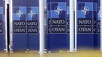 NATO-Flaggen am Sitz der NATO in Brüssel