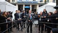 Boris Pistorius steht vor einem Gebäude. Pressevertreter halten ihm Mikrofone entgegen.