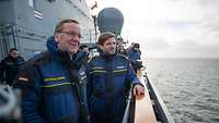 Aboard the frigate “Hessen”, Boris Pistorius is standing at the railing together with other servicemen