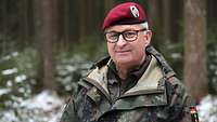 Generalinspekteur der Bundeswehr, General Eberhard Zorn steht vor winterlichem Hintergrund