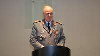 General Eberhard Zorn steht an einem Rednerpult