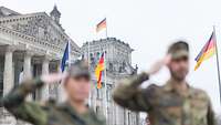 Soldaten posieren in einer gestellten Szene zum Thema Bundeswehr und Gesellschaft vor dem Reichstag in Berlin